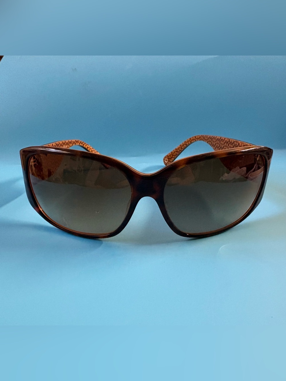 Coach Womenโs Oversized Tortoiseshell Sunglasses with Brown Gradient Lenses